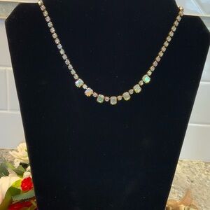 🩷Aurora borealis vintage crystal cut pronged necklace.🩷